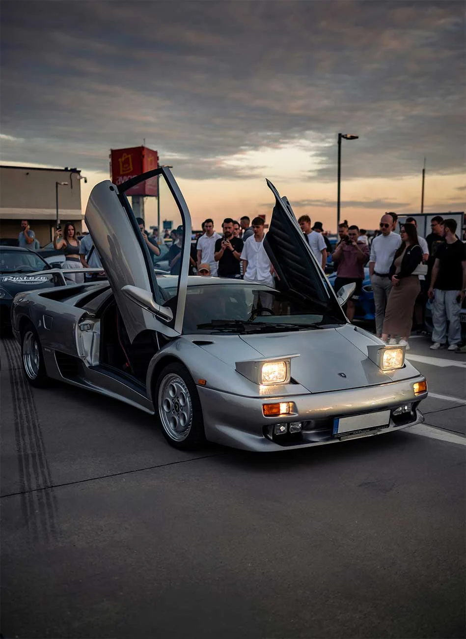 astralne-car-meets-ruZmMz79jeM-unsplash